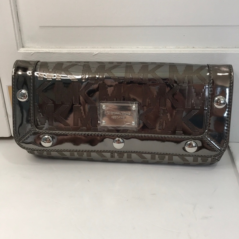 Price is firm New MICHAEL KORS Dark Silver Metallic Mirror Delancy Clutch